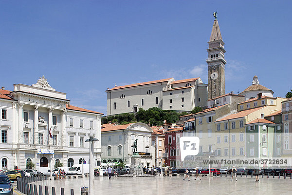 Hauptplatz Tartinijev trg mit Rathaus und Kirche Sv. Jurij in Altstadt von Piran an der Adriaküste in Slowenien