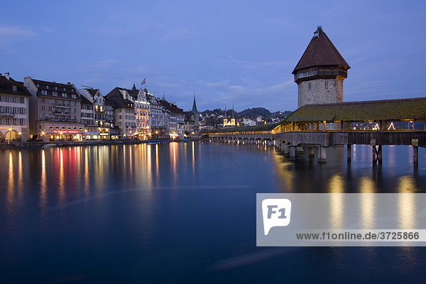 Reuss in Luzern mit Kapellbrücke am Abend  Luzern  Schweiz