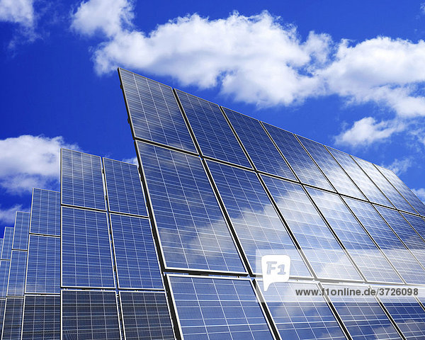 Solar-Panele vor blauem Himmel