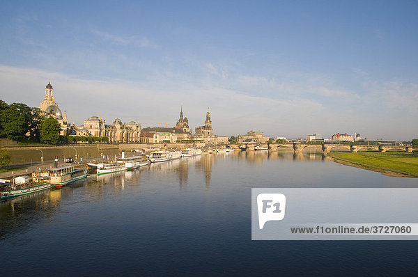 Blick über die Elbe auf barocke Altstadt  historische Kulisse  Brühlsche Terrasse  Schaufelraddampfer  Dresden  Sachsen  Deutschland