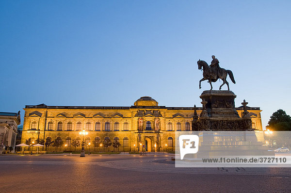 Theaterplatz  Sempergalerie  König-Johann-Denkmal bei Dämmerung  Dresden  Sachsen  Deutschland