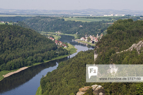 Elbe  Felsen mit Stadt Wehlen  Sächsische Schweiz  Elbsandsteingebirge  Sachsen  Deutschland