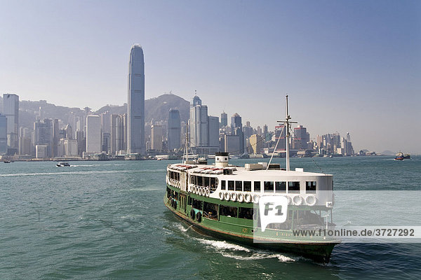 Star Ferry mit Skyline von Hongkong Island  Hongkong  China