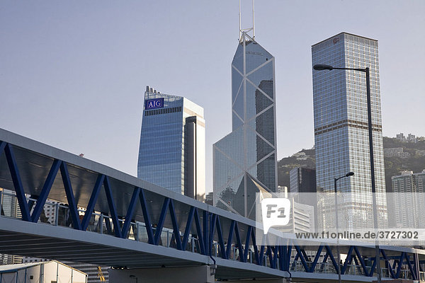 Fußgängerbrücke vom Star Ferry Central-Pier nach Central  mit AIG-Bank  Bank of China und Hongkong Bank  von links  Hongkong  China