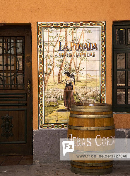 Eingang mit Keramikschild zum Gasthaus La Posada in Burgos  Spanien  Europa