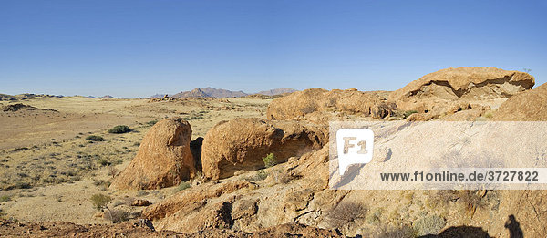 Wüstenlandschaft mit Granitfelsen im Namib-Naukluft-Nationalpark  Namibia  Afrika