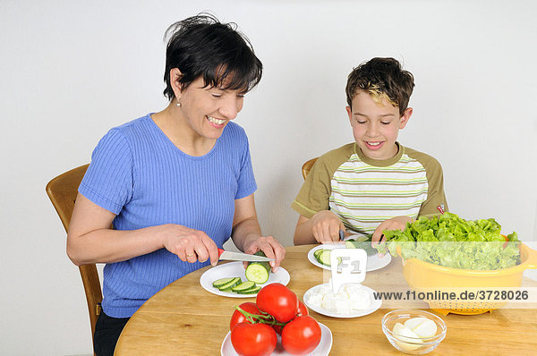 Mutter und Sohn machen einen Salat