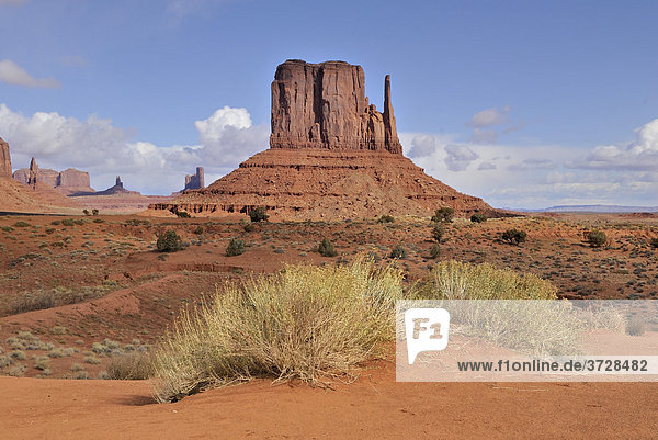 West Mitten Butte  roter mehrschichtiger Sandstein  Monument Valley Navajo Nation Park  Arizona  USA