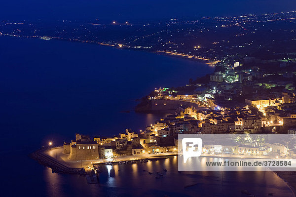 Castellammare del Golfo  Nachtaufnahme mit Panorama von oben  Sizilien  Italien