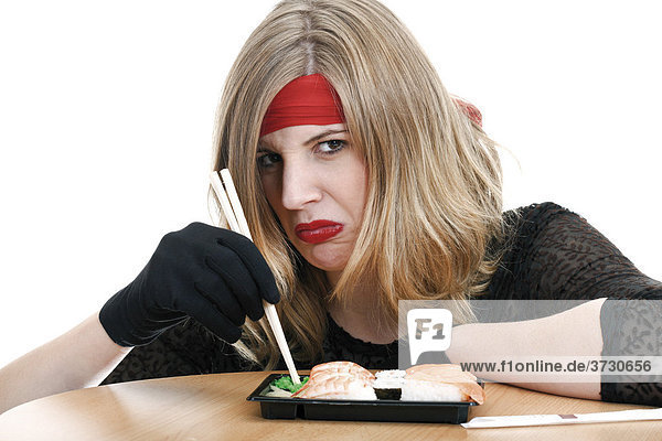 Junge Frau ekelt sich vor Sushi