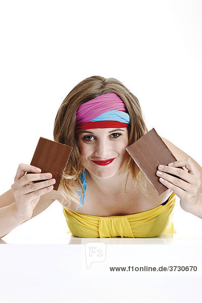Junge Frau hält geteilte Tafel Schokolade