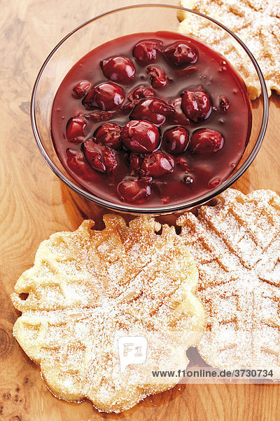 Waffeln und Waffelbelag, Sauerkirschen mit Sauce