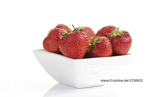 Frische Erdbeeren im Porzellanschälchen