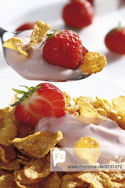 Cornflakes mit Erdbeeren und Joghurt