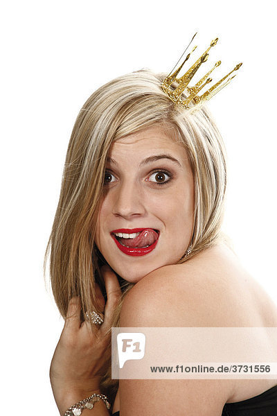 Junge Frau mit goldener Krone im Haar