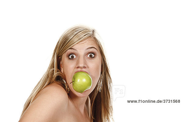 Junge Frau mit Apfel im Mund