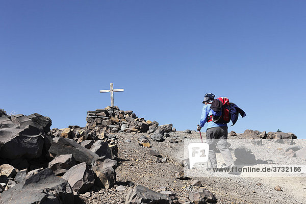 Frau mit Rucksack wandert auf Gipfel von Pico de la Nieve  Caldera de Taburiente  La Palma  Kanarische Inseln  Kanaren  Spanien