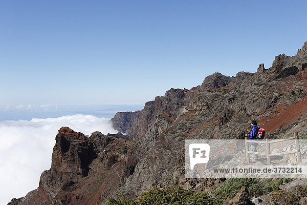 Frau mit Rucksack auf Caldera-Rand  Nationalpark Caldera de Taburiente  La Palma  Kanarische Inseln  Kanaren  Spanien Caldera de Taburiente Nationalpark