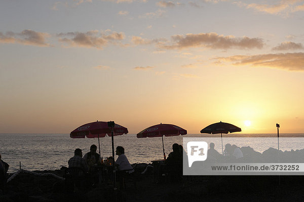 Sonnenuntergang am Meer  Restaurant-Terrasse in La Bombilla  La Palma  Kanarische Inseln  Kanaren  Spanien