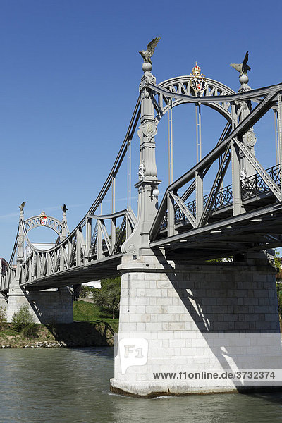 Jugendstil-Brücke über Salzach zwischen Laufen und Oberndorf bei Salzburg  Grenze Deutschland-Österreich  Europa