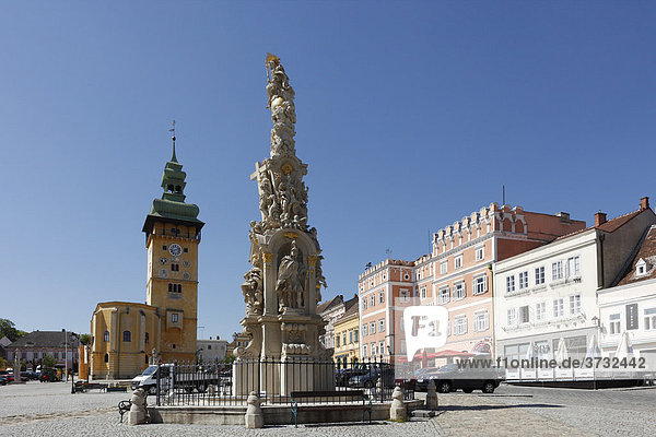 Hauptplatz mit Rathaus  Dreifaltigkeitssäule und Verderberhaus in Retz  Weinviertel  Niederösterreich  Österreich  Europa