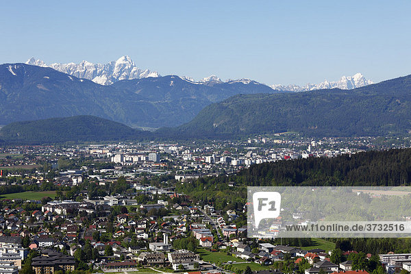 Blick von Burgruine Landskron über Villach und Karawanken  Kärnten  Österreich  Europa