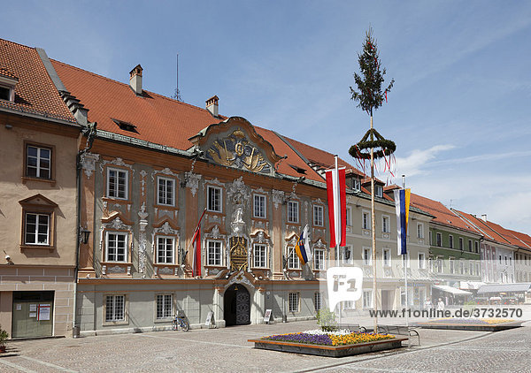 Barockfassade von Rathaus  Maibaum  Hauptplatz in St. Veit an der Glan  Kärnten  Österreich  Europa
