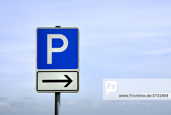 Verkehrsschild Parkplatz mit Richtungsangabe