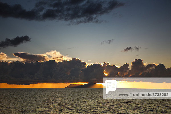 Sonnenuntergang hinter der Insel Silhouette  Insel La Digue  Seychellen  Indischer Ozean  Afrika