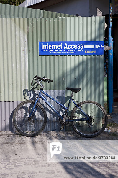 Abgestelltes Fahrrad vor einem Internetcafe auf La Digue  Insel La Digue  Seychellen  Indischer Ozean  Afrika
