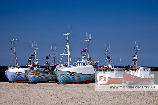 Fünf Fischkutter am Strand  Jütland  Dänemark