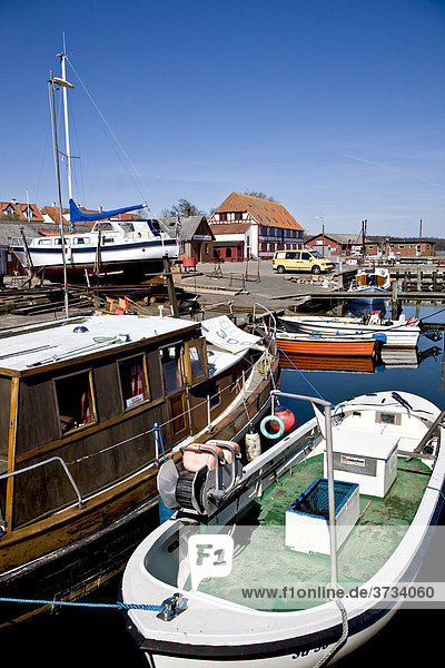 Der idyllische Hafen der kleinen Stadt Lundeborg  Fünen  Dänemark  Europa