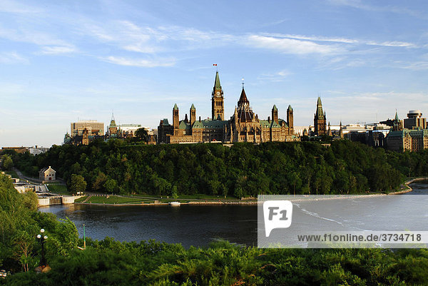 Parlamentsgebäude  Parliament Hill  Colline du Parlement  am Ottawa River  Ottawa  Ontario  Kanada