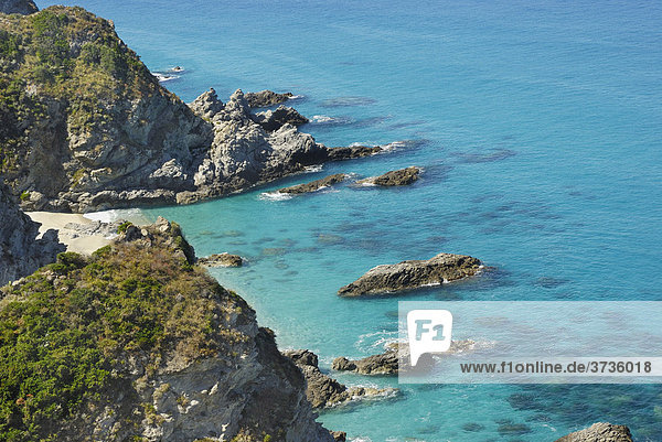 Steilküste bei Capo Vaticano  Tyrrhenisches  Kalabrien  Süditalien  Italien  Europa