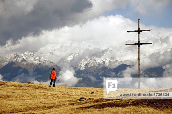 Wandererin mit Gipfelkreuz im Herbst bei Lüsen  Südtirol  Italien  Europa