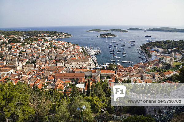 Blick von der Spanischen Festung auf Hvar  Insel Hvar  Dalmatien  Kroatien  Europa