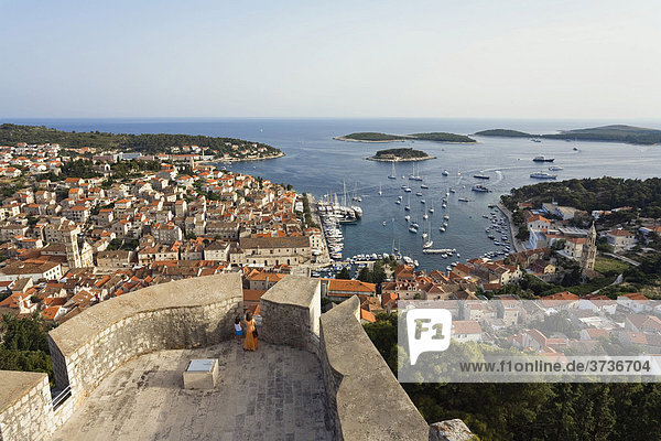 Blick von der Spanischen Festung auf Hvar  Insel Hvar  Dalmatien  Kroatien  Europa