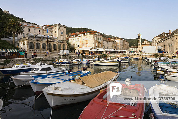 Hafen und Trg Sveti Stjpana  Altstadt von Hvar  Insel Hvar  Dalmatien  Kroatien  Europa
