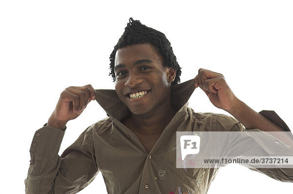 Modischer junger schwarzer Mann lächelt fröhlich