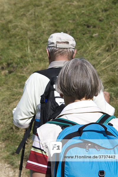 Älteres Paar beim Wandern  Rucksack