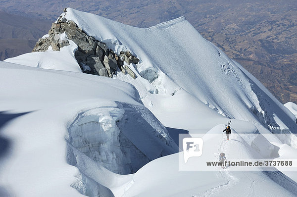 Zwei Bergsteiger auf dem Berg Vallunaraju  Anden  Provinz Ancash  Peru  Südamerika