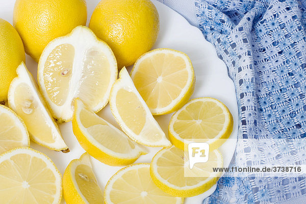 Gelbe Zitronenscheiben auf einem Teller