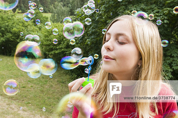 Mädchen  13  mit Seifenblasen