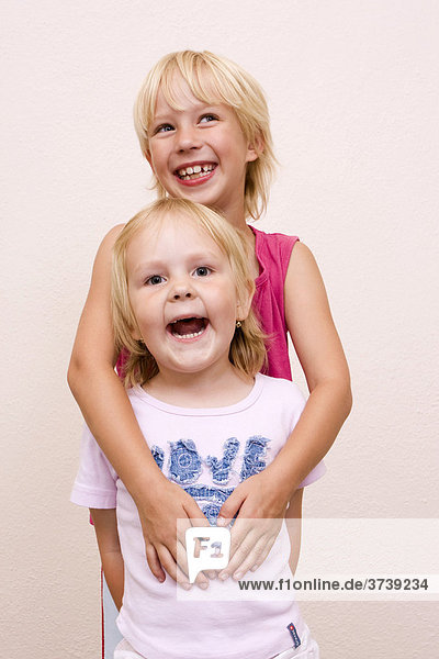 Zwei lachende Schwestern  5 und 7 Jahre