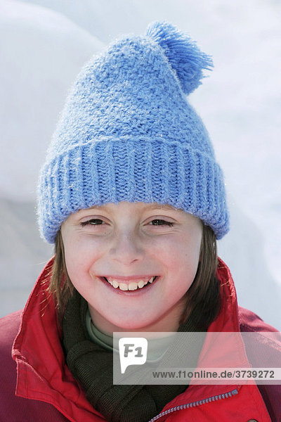 10-jähriges  lächelndes Mädchen  trägt Mütze  Winter Portrait
