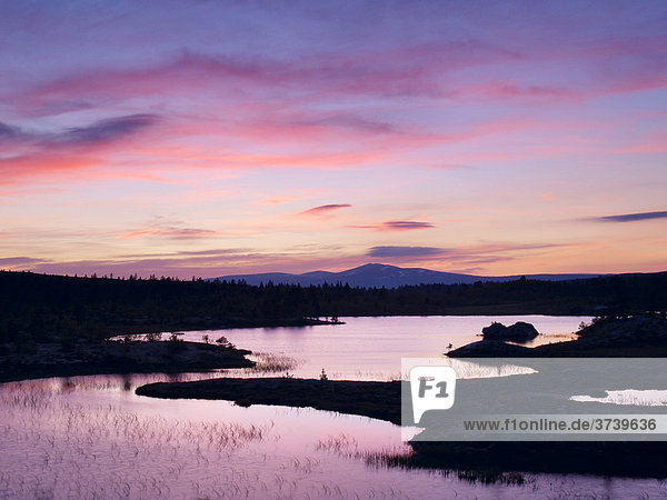 Langeggtjörna Seen  Sonnenuntergang  Abendhimmel  Femundsmarka-Nationalpark  Norwegen  Skandinavien  Nordeuropa