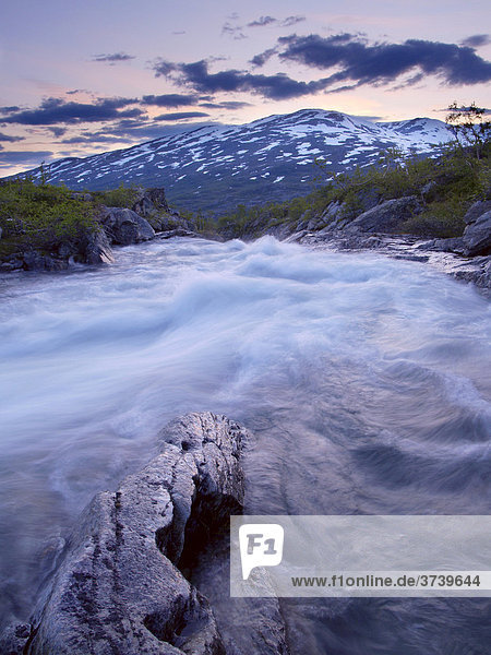 Biseggelva Fluss  bedrohliche Wellen  Börgefjell-Nationalpark  Nordland  Norwegen  Skandinavien  Nordeuropa