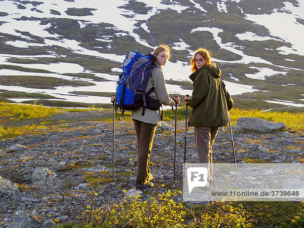 Zwei Wanderinnen im Raavredendurrie Tal Börgefjell-Nationalpark Nordland Norwegen Skandinavien Nordeuropa