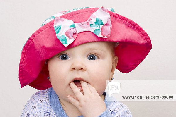 Kleines Mädchen  7 Monate  trägt einen Hut