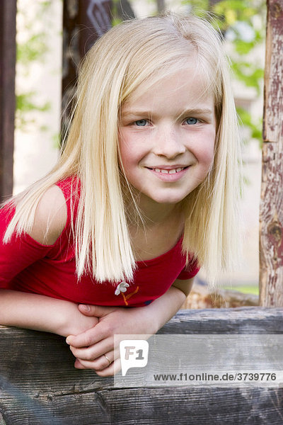Portrait eines lächelnden  jungen blonden Mädchens